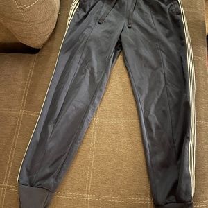 Hollister joggers size small😎